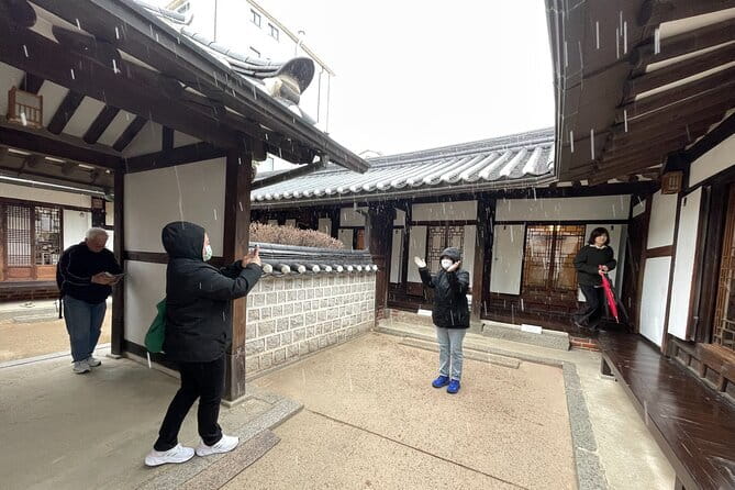 Tour Seoul’s oldest district with a storyteller from Bukchon - Stops 6–7: Samcheongdong/Bukchon feng shui politics, then Bukchon Hanok Village