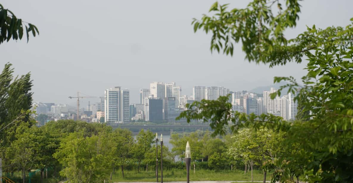 Unique Native Experience : Han River Picnic, Board game, BBQ - Soona and the teacher-led Korean practice